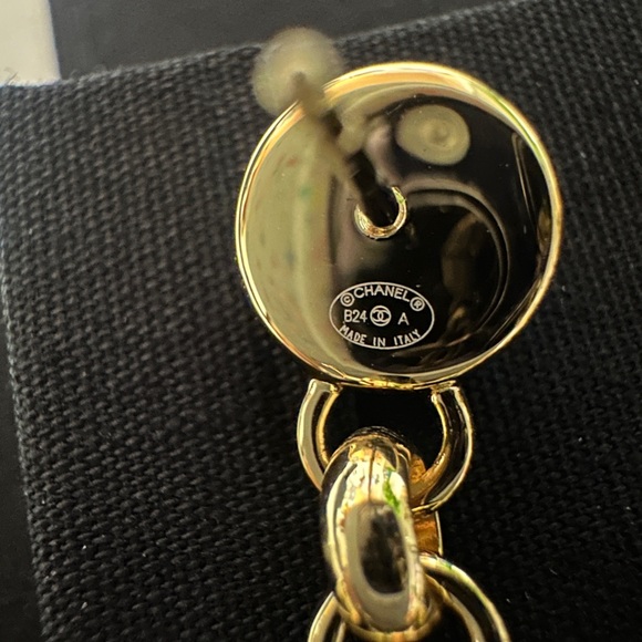 CHANEL 24A DANGLE CC GOLD CRYSTAL & PEARL EARRINGS - Picture 6 of 8